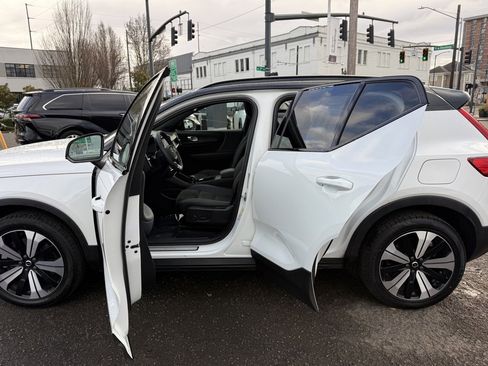 Used 2023 Volvo XC40 Recharge Plus image 18