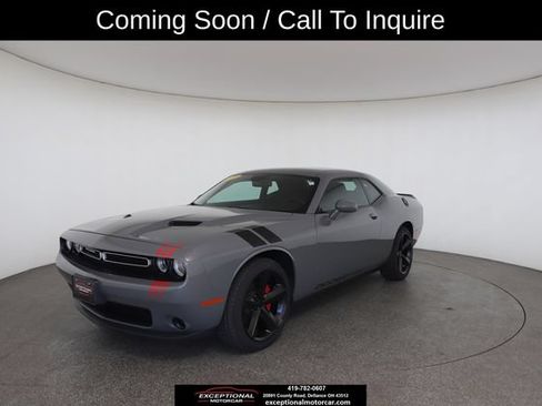 Used 2018 Dodge Challenger SXT RWD image 2