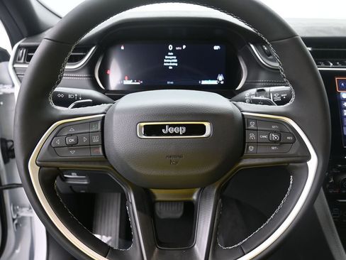 New 2025 Jeep Grand Cherokee Altitude image 15
