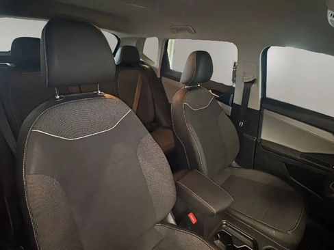 Used 2024 Volkswagen Taos SE w/ Black Wheel Plus Package image 17