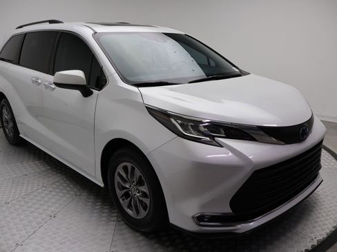 Used 2022 Toyota Sienna XLE FWD image 6