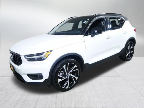 Used 2020 Volvo XC40 T5 R-Design w/ Protection Package Premier AWD/4WD image 3