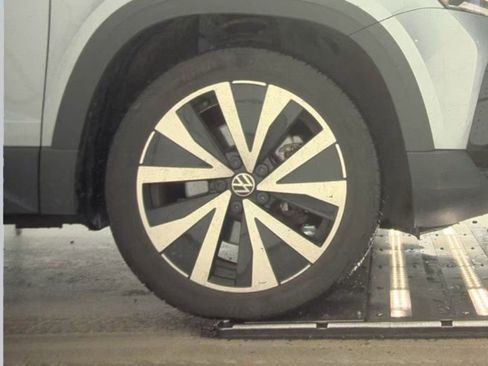 Used 2024 Volkswagen Taos SE image 22