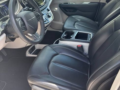 Used 2023 Chrysler Pacifica Touring-L FWD image 4