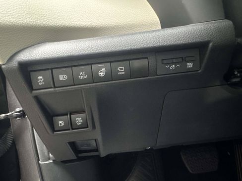 Used 2023 Toyota Sienna Platinum AWD/4WD image 21