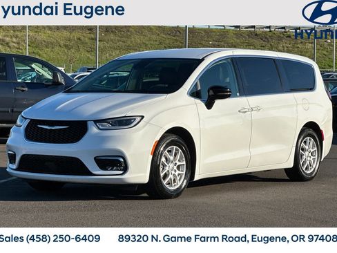 Used 2024 Chrysler Pacifica Touring-L image 9