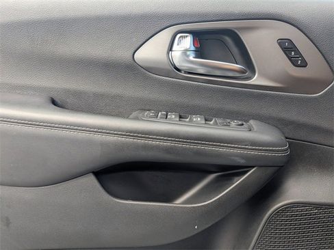 Used 2025 Chrysler Pacifica Select image 26