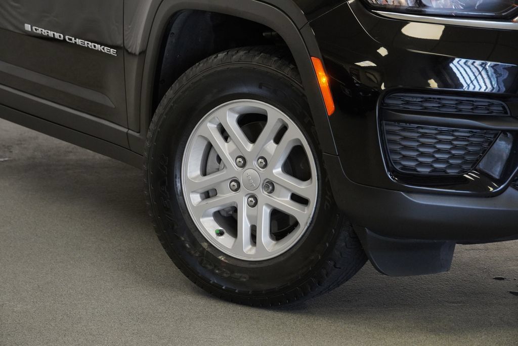 Certified 2024 Jeep Grand Cherokee Laredo AWD/4WD image 8