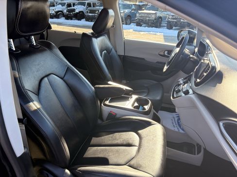 Used 2024 Chrysler Pacifica Touring-L image 11