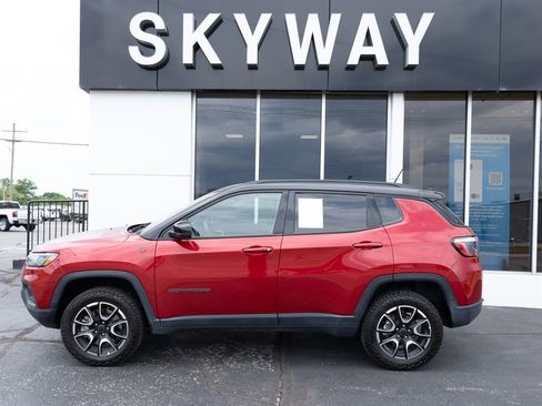 Used 2025 Jeep Compass Trailhawk AWD/4WD image 2