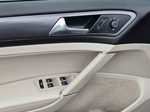 Used 2018 Volkswagen Golf SE image 23