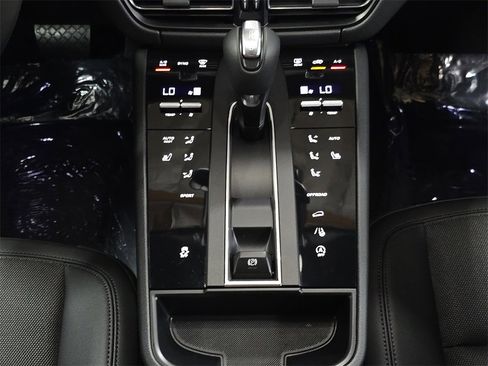 Used 2024 Porsche Macan image 19