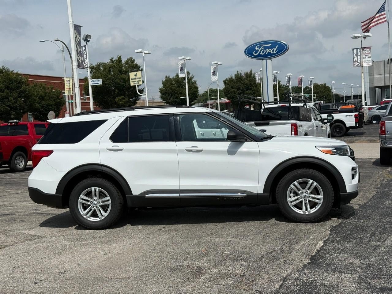 Used 2021 Ford Explorer XLT w/ Equipment Group 202A AWD/4WD image 5