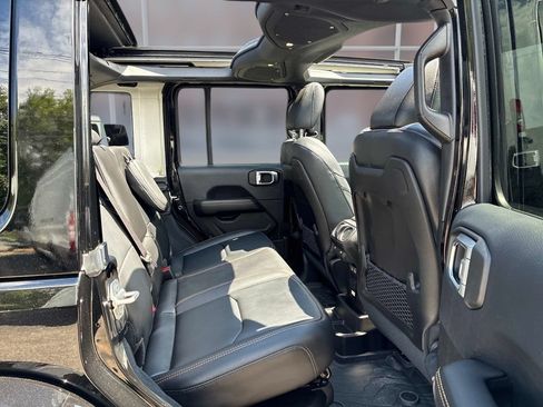 Used 2024 Jeep Wrangler Unlimited Sahara w/ Technology Group AWD/4WD image 16