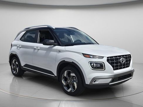 Certified 2025 Hyundai Venue Limited FWD image 9