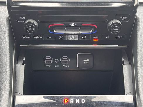 Used 2023 Jeep Grand Cherokee Laredo X image 17