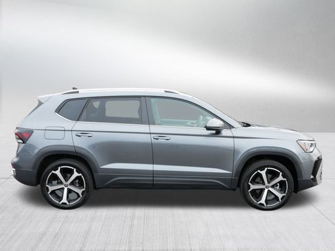 Certified 2025 Volkswagen Taos SEL image 8