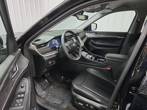 Used 2023 Jeep Grand Cherokee Limited AWD/4WD image 31