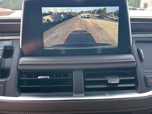 Used 2024 Chevrolet Suburban LT RWD image 31