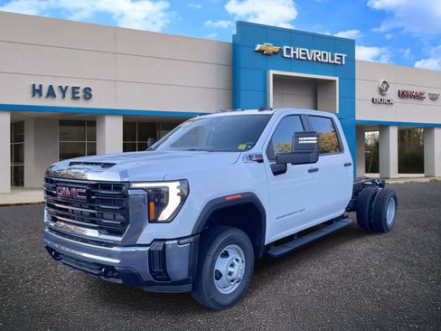 New 2026 GMC Sierra 3500 SLE AWD/4WD image 1