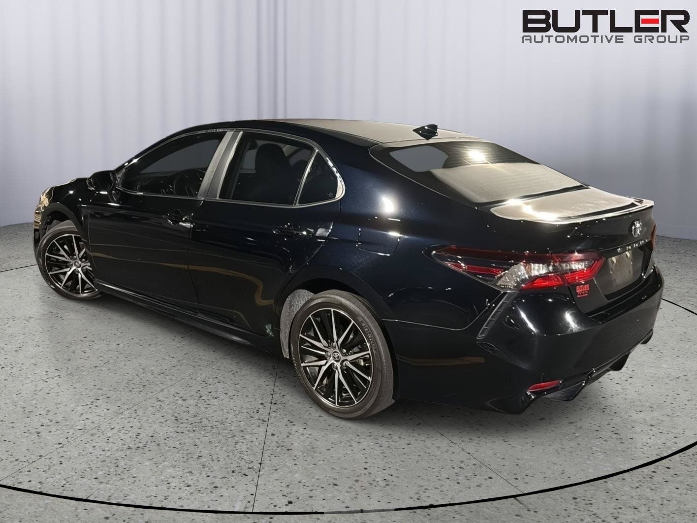 Used 2024 Toyota Camry SE w/ Convenience Package FWD image 4