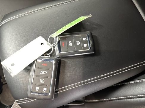 Used 2024 Jeep Grand Cherokee Limited w/ Luxury Tech Group II image 13