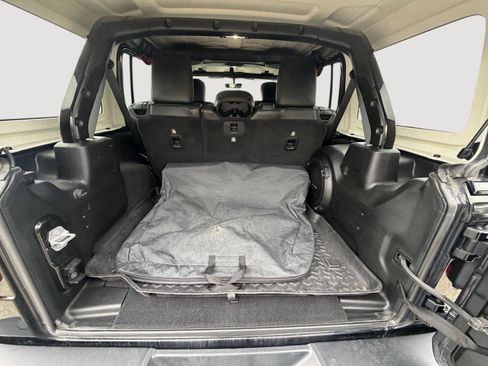 Used 2018 Jeep Wrangler Unlimited Rubicon AWD/4WD image 8