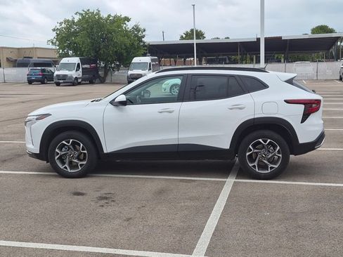 Used 2025 Chevrolet Trax LT FWD image 6