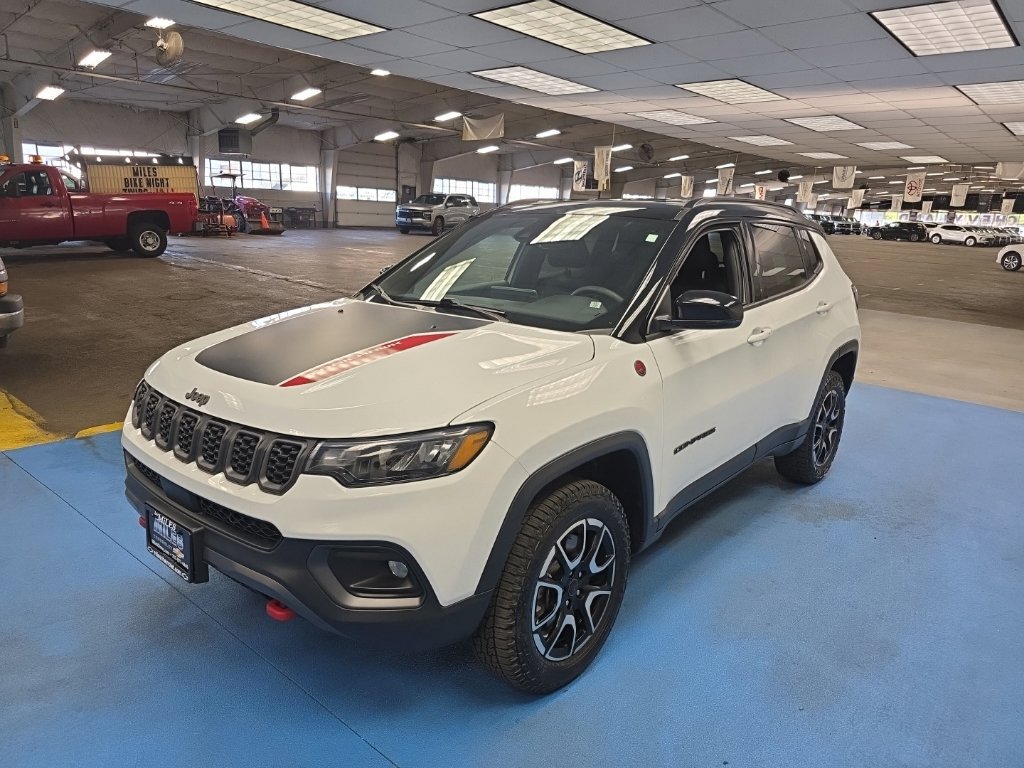 Used 2025 Jeep Compass Trailhawk AWD/4WD image 7