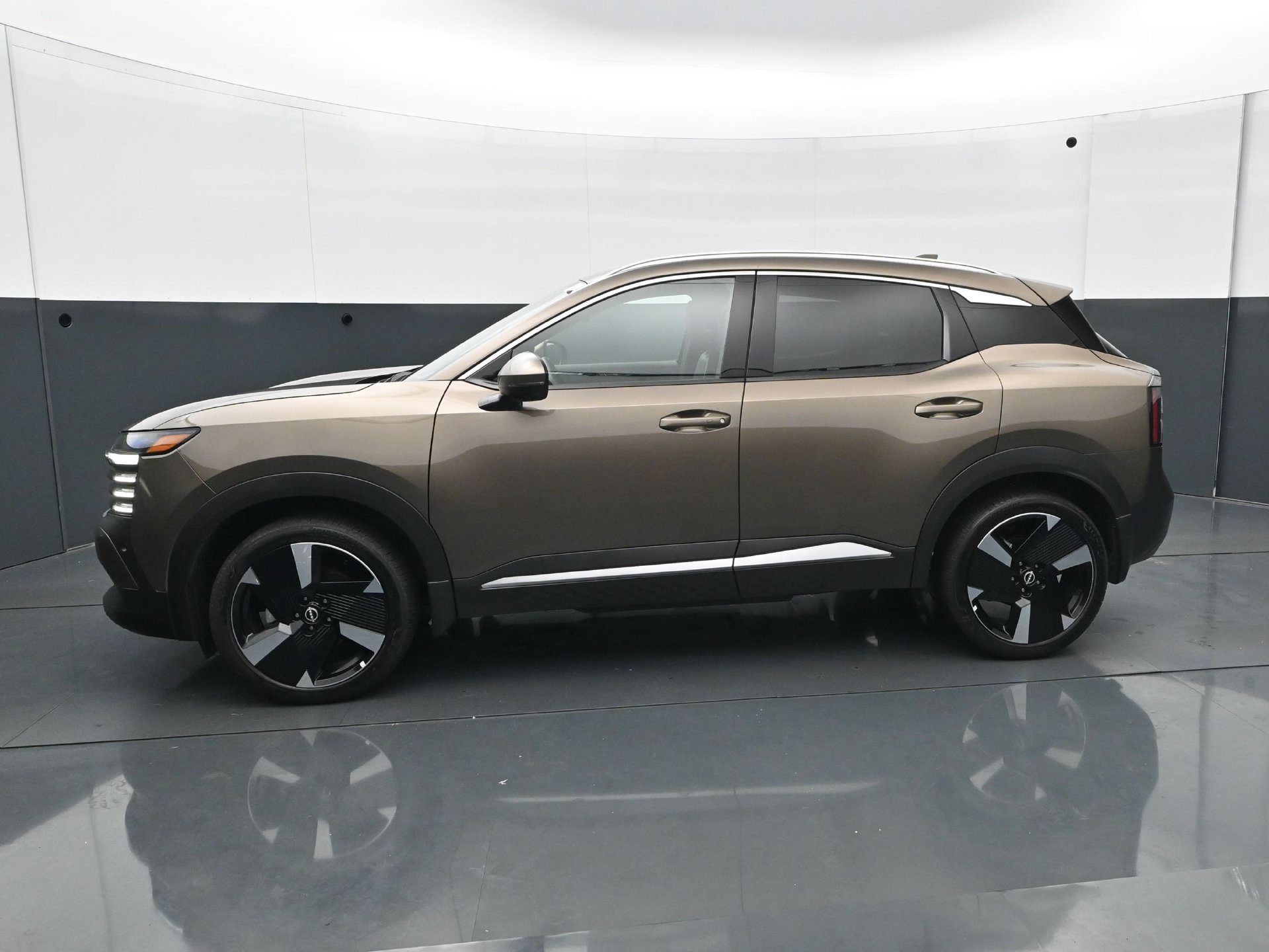 Used 2025 Nissan Kicks SR w/ SR Premium Package AWD/4WD image 3