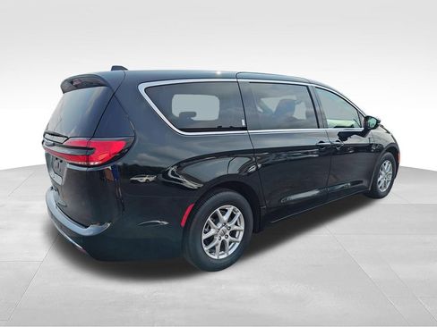 Used 2024 Chrysler Pacifica Touring-L FWD image 5
