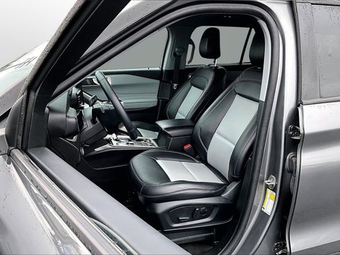 Used 2023 Ford Explorer XLT w/ Equipment Group 202A image 16