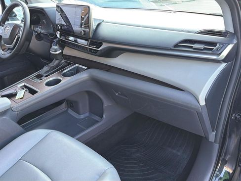 Used 2023 Toyota Sienna XLE FWD image 7