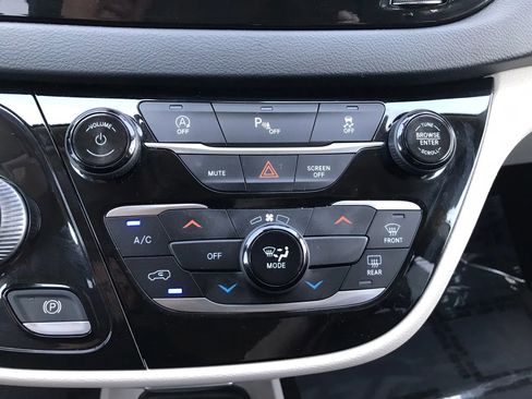 Used 2021 Chrysler Voyager Lxi FWD image 28