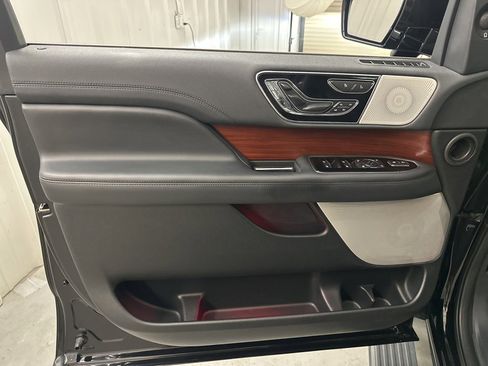 Used 2022 Lincoln Navigator Reserve image 11