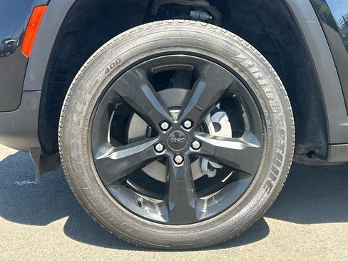 Used 2023 Jeep Grand Cherokee Altitude AWD/4WD image 12