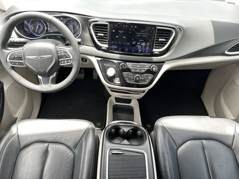 Used 2022 Chrysler Pacifica Touring-L FWD image 15