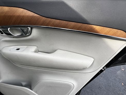 Used 2021 Volvo XC90 T6 Momentum image 40