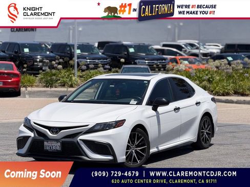 Used 2022 Toyota Camry SE w/ Cold Weather Package AWD/4WD image 1