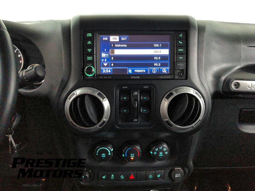 Used 2015 Jeep Wrangler Unlimited Rubicon w/ Connectivity Group AWD/4WD image 34