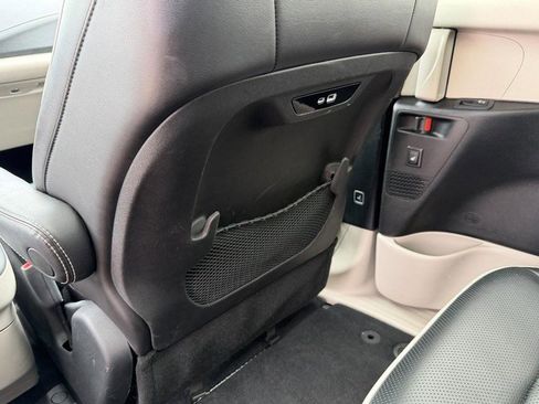 Used 2024 Chrysler Pacifica Limited FWD image 22
