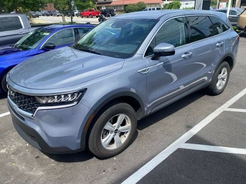 Certified 2023 Kia Sorento LX AWD/4WD image 2