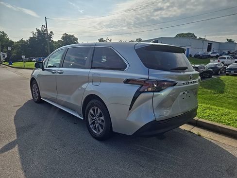 Used 2023 Toyota Sienna XLE AWD/4WD image 4