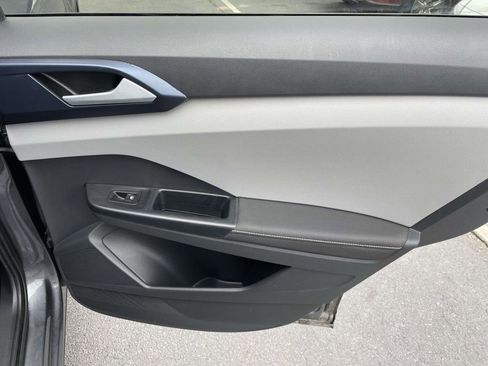 Used 2024 Volkswagen Taos SE image 43