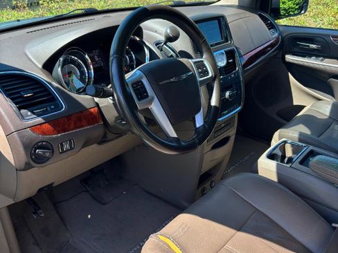 Used 2013 Chrysler Town & Country Touring-L w/ Driver Convenience Group FWD image 19