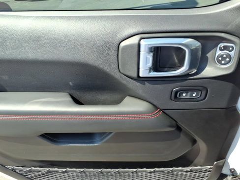 Used 2025 Jeep Gladiator Rubicon w/ Convenience Group AWD/4WD image 11