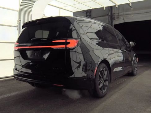 Used 2025 Chrysler Pacifica Limited w/ Trailer Tow Group FWD image 6
