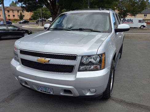 Used 2012 Chevrolet Suburban LT w/ Luxury Package AWD/4WD image 3