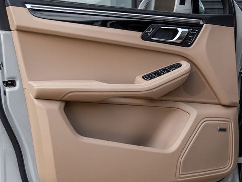 Certified 2025 Porsche Macan AWD/4WD image 19