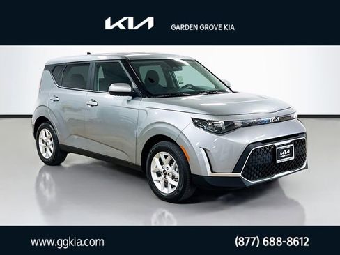 Certified 2025 Kia Soul LX image 1